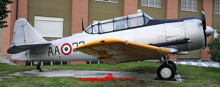 CCF Harvard IIb der italienischen Luftwaffe auf dem Flugplatz Rivolto, Homebase der Frecce Tricolori, 2005